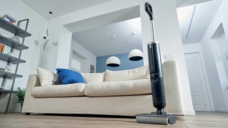 Tyčový vysávač Hoover HW300 011 čierny/strieborný vysávač Hoover HW300 011 stojí vedľa gauča uprostred miestnosti