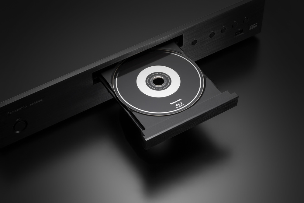 Detail vysunutej mechaniky s vloženým Blu-ray diskom v prehrávači