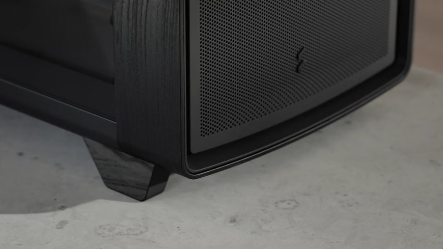 Case FRACTAL DESIGN Summit Blackout TG Light Tint čierna Detail spodnej časti skrine FRACTAL DESIGN Summit Blackout TG Light Tint s perforovaným čelom a nôžkou