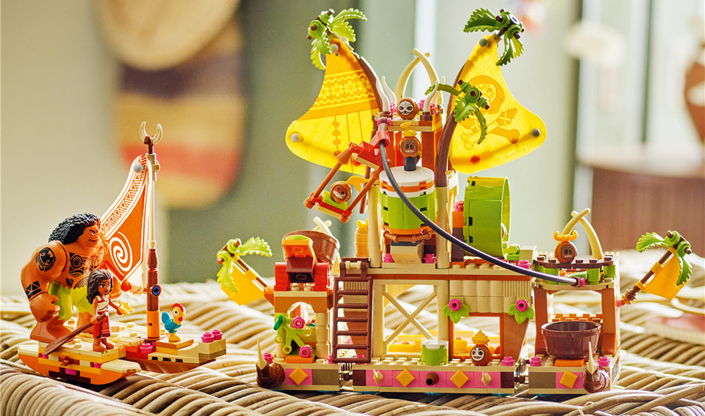 Stavebnica LEGO® │ Disney 43258 Loď Kakamorov Lanová dráha, kokosový katapult, otočné koleso a skrytý poklad pridávajú plavbe akčné zvraty.