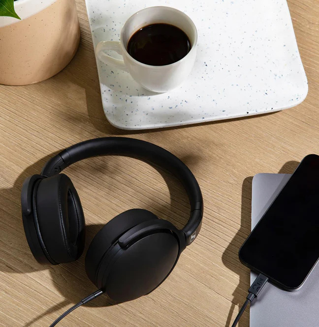 Slúchadlá Sennheiser HD400U čierna Pracovný stôl s kávou, notebookom a slúchadlami Sennheiser HD400U pripojenými k smartfónu pomocou kábla