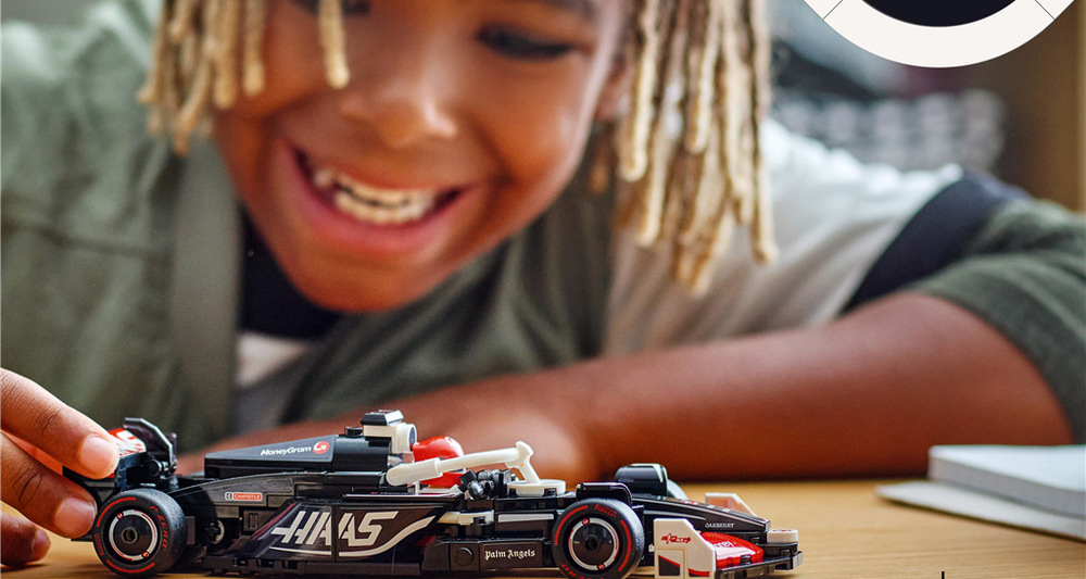 Stavebnica LEGO® Speed Champions 77250 Závodní auto MoneyGram Haas F1® Team VF-24 Vďaka kompaktným rozmerom sa model hodí na vystavenie aj pretekanie a je možné ho kombinovať s ďalšími vozidlami Speed Champions.