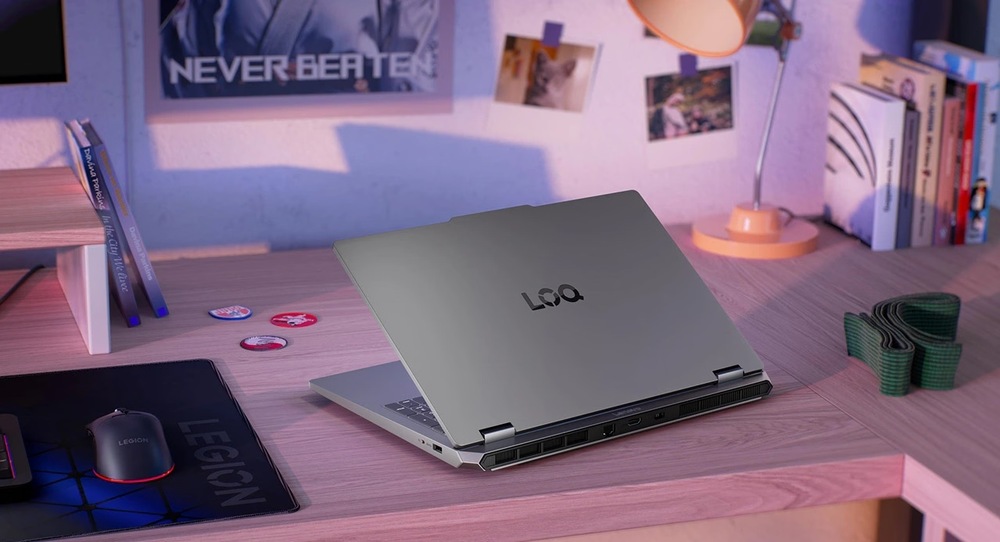 Zadný pohľad na notebook Lenovo LOQ na pracovnom stole ukazuje robustné šasi, porty a vetracie otvory