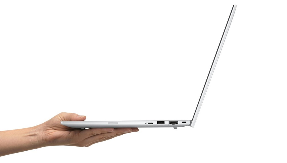 Žena drží v ruke notebook HP Elitebook 8 G2a 14″ width=