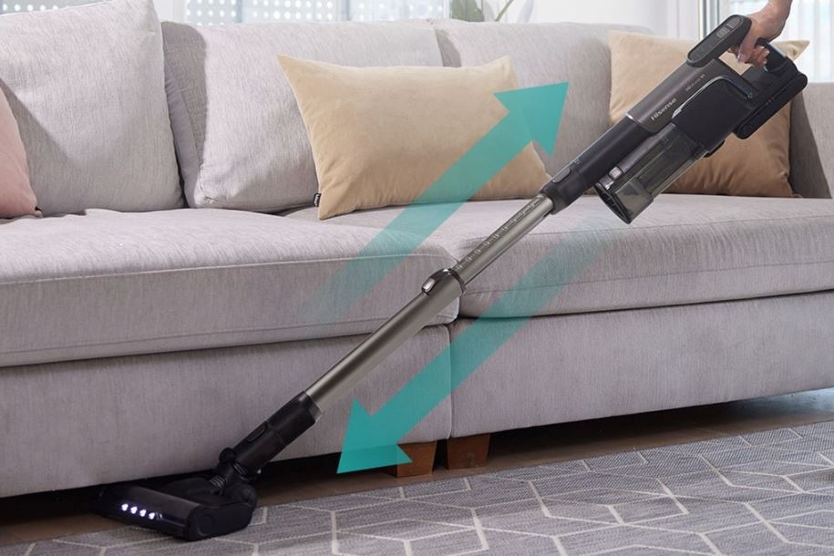 Tyčový vysávač Hisense HVC646630A Hi-Move VI Adapt InverterTech čierny vysávač Hisense HVC646630A vysáva priestor pod gausom, kartac svieti. Sú znaroznené šípky, ako vysávač pracuje,