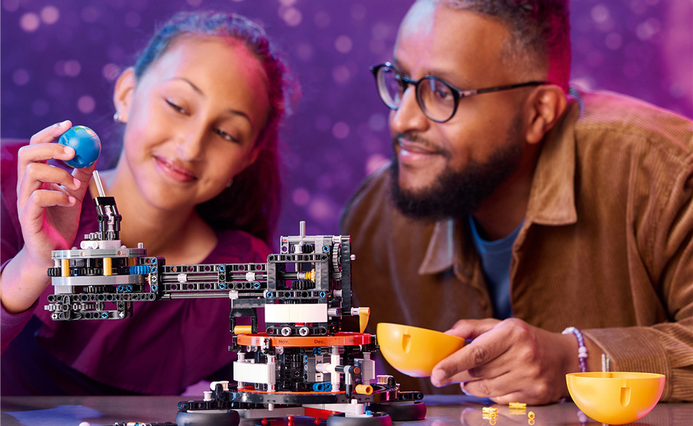 Stavebnica LEGO® Technic 42179 Planeta Země a Měsíc na oběžné dráze Sústava ozubených kolies ukazuje deťom, ako jednotlivé mechanizmy spolupracujú a vytvárajú pohyb.
