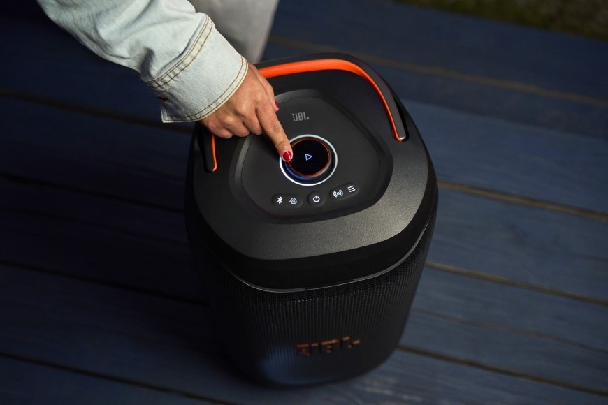 Detail ovládania reproduktora JBL PartyBox 130 pomocou tlačidiel na hornej strane