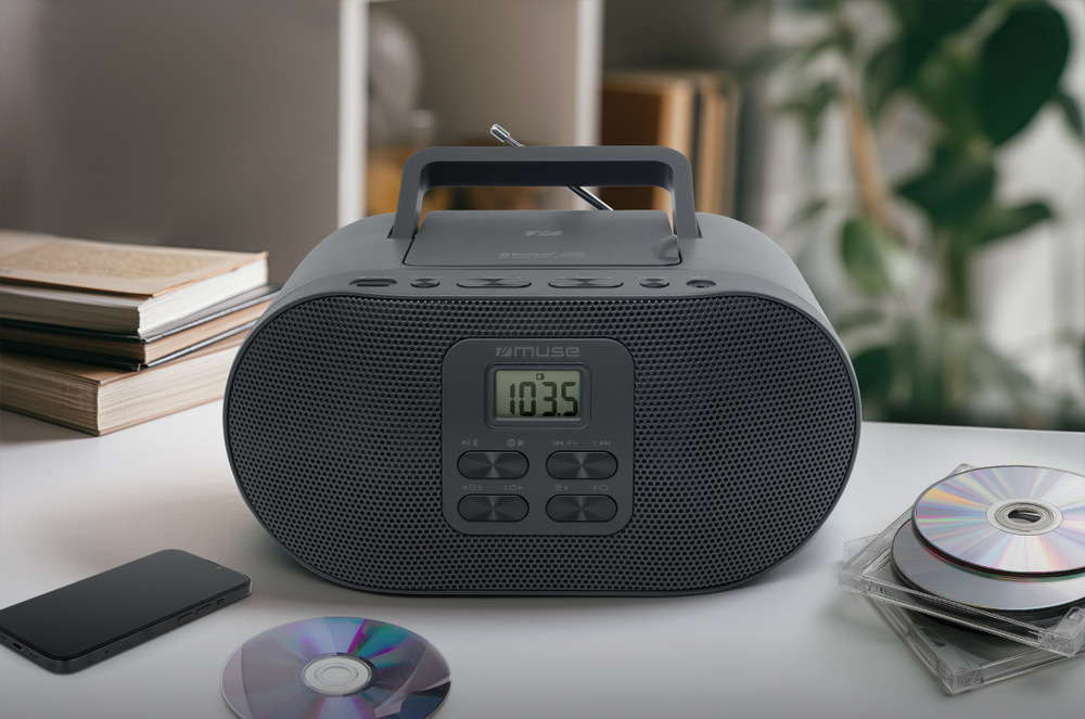 Rádioprijímač s CD MUSE M-33BT čierny Ponúka nielen streamovanie vlastnej hudby cez Bluetooth, ale aj USB port pre prehrávanie MP3 súborov, CD mechaniku alebo AUX vstup (3,5 mm).
