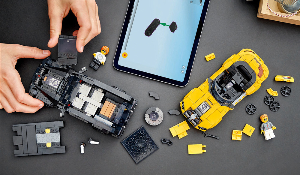 Stavebnica LEGO® Speed Champions 76924 Mercedes-AMG G 63 a Mercedes-AMG SL 63 Každý automobil má svojho vodiča v podobe minifigúrky LEGO, takže deti môžu okamžite usporiadať vlastné závody.