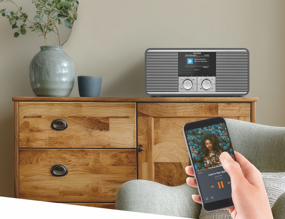 Internetový rádioprijímač s DAB+ Technisat DIGITRADIO 425 čierny/strieborný TechniSat DIGITRADIO 425 umožňuje vďaka Wi-Fi naladiť tisíce staníc z celého sveta