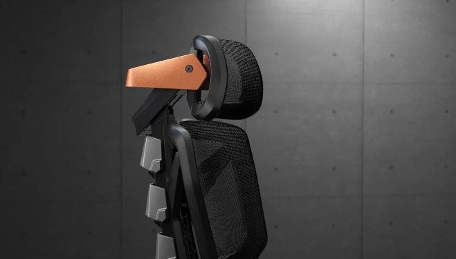 Herná stolička Cougar TERMINATOR AIR čierna Detail z boku na 3D opierku hlavy, ktorá ponúka tri možnosti regulácie pre prirodzenejšiu polohu hlavy.