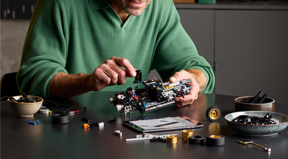 Stavebnica LEGO® Technic 42223 Závodní auto 1966 Ford GT40 MKII Zostavenie 793 dielikov ponúka dospelým relaxačný projekt a možnosť postupne objavovať technické detaily vozidla.