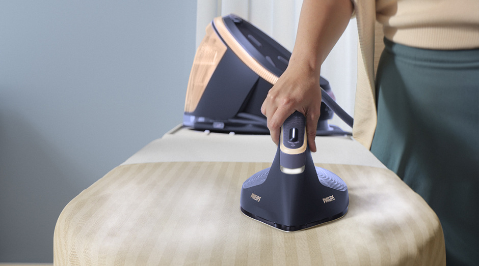 Žehliaci systém Philips 7300 Series PSG7300/20 fialový Žena žehliaca parným generátorom Philips PSG7300/20 7300 Series
