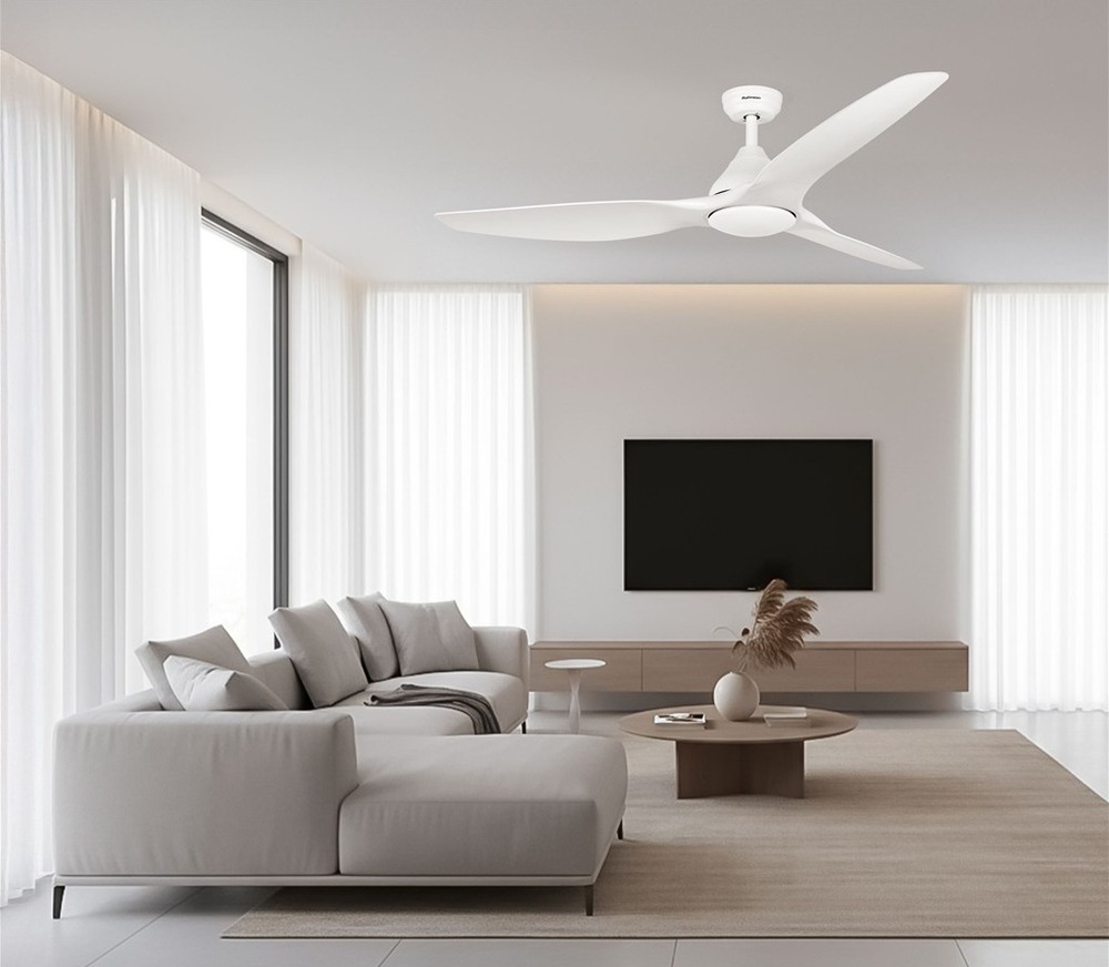 Stropný ventilátor Rohnson v modernej obývacej izbe s pohovkou a veľkými oknami.