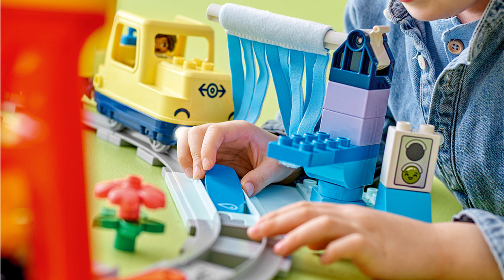 Stavebnica LEGO® DUPLO® 10428 Veľký interaktívny komunitný vláčik 103 dielikov, variabilná trať a aplikácia LEGO DUPLO otvárajú deťom nové možnosti kreatívneho i spoločného hrania.