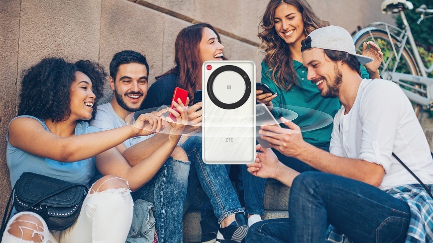 Router ZTE U30 Air 5G Mobile Wi-Fi biely Router ZTE U30 Air 5G Mobile Wi-Fi pri zdieľaní mobilného internetového pripojenia so skupinou priateľov