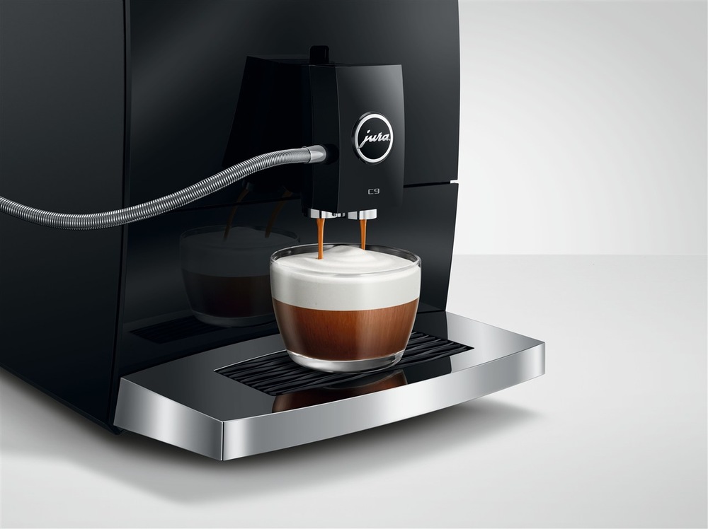 Automatický kávovar Jura C9 Piano Black čierny Automatický kávovar Jura C9 Piano Black pripravuje do pohára kávu s mliečnou penou