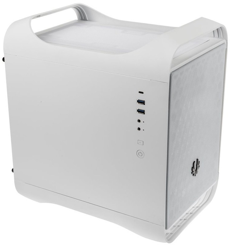 Pohľad na PC skriňa cez čelný ľavý roh. Vidíme biele čelo, perforované malými otvormi, dole s logom. Na hrane bočnice sú porty na pripojenie externých zariadení. Celá zostava na fotografii pôsobí kompaktne a elegantne.