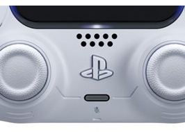 Detailný pohľad na ovládač PlayStation s tlačidlami a logom PlayStation.
