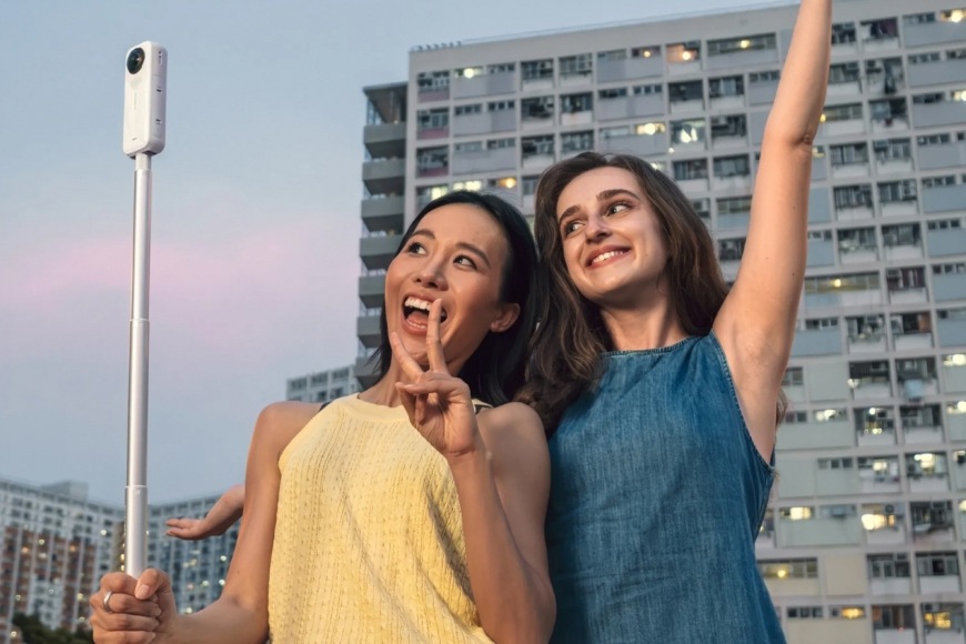 Dvojica žien si kupuje selfie pomocou selfie tyče Insta360 114 cm