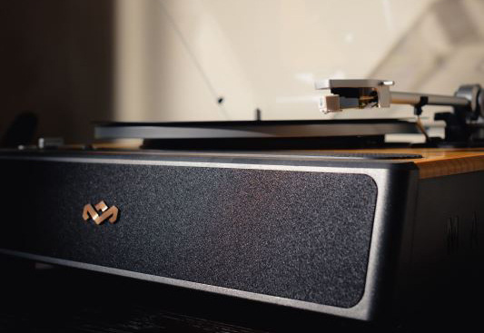 Gramofón Marley Soul Rebel čierny/hnedý Anti-skate mechanizmus zlepšuje presnosť vedenia ihly a znižuje opotrebenie dosiek pri prehrávaní.