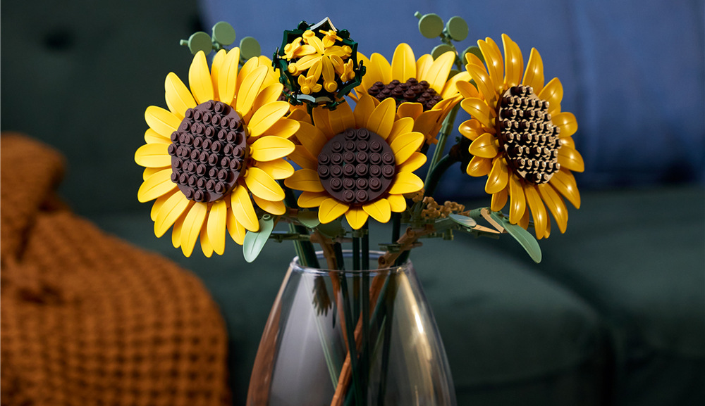 Stavebnica LEGO® Botanicals 11502 Kytice slunečnic Šesť slnečníc v rôznych fázach rastu vytvára pestrú kyticu, ktorá rozžiari každú miestnosť.