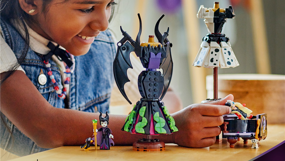 Stavebnica LEGO® │ Disney 43262 Šaty Zloriany a Cruelly De Vil Z 524 dielikov vznikne model vysoký 24 cm, ktorý ponúka kreatívne hranie deťom od deviatich rokov.
