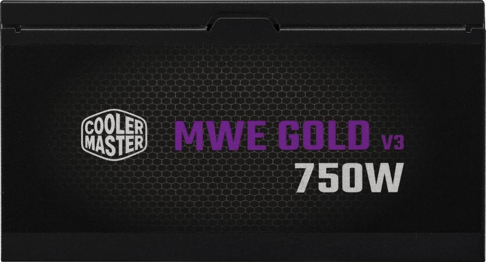 Zdroj Cooler Master MWE Gold V3 750W, 80+ Gold, modular, ATX 3.1 čierny Na obrázku je bočná strana napájacieho zdroja Cooler Master s tmavým štítkom a jemným šesťuholníkovým vzorom. Vľavo je logo Cooler Master, vedľa veľký nápis MWE Gold V3 750W vo fialovej a bielej farbe.