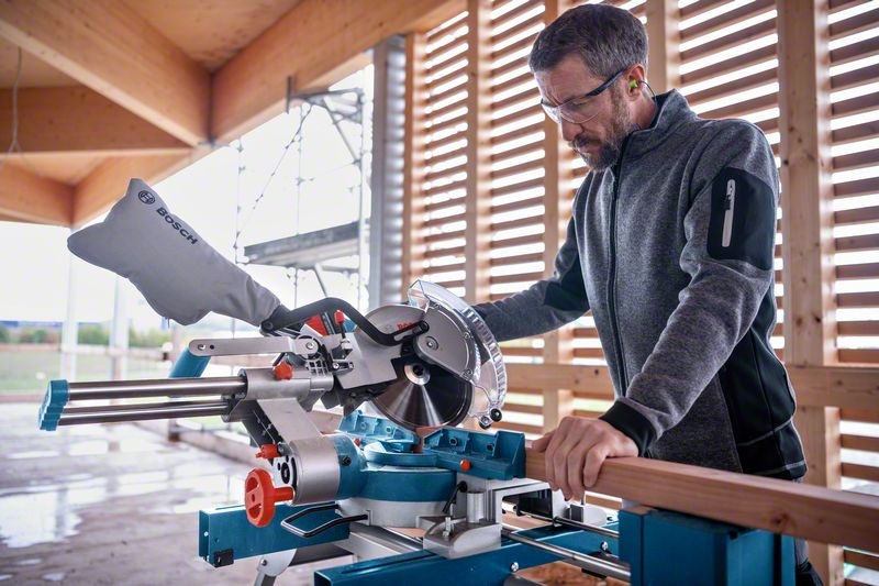 Píla úkosová Bosch Professional GCM 18V-254 D (bez baterie) Buďte vybavení takmer na všetko a obohaťte svoju dielňu o pokosovú pílu Bosch Professional GCM 18V-254