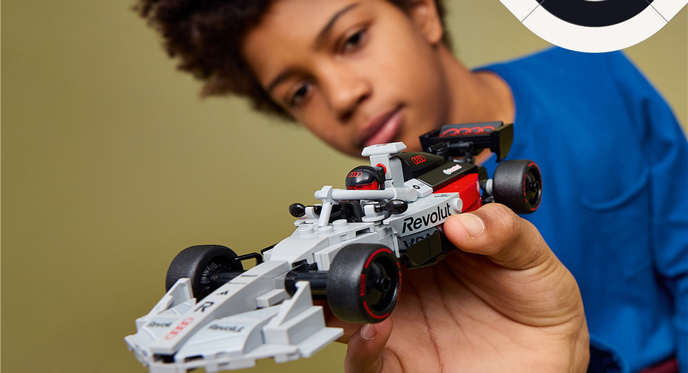 Stavebnica LEGO® Speed Champions 77259 Závodní auto Audi Revolut F1® Team R26 Stavebnica je vhodná pre fanúšikov áut od 10 rokov a aplikácia LEGO Builder im uľahčí celý proces stavania.
