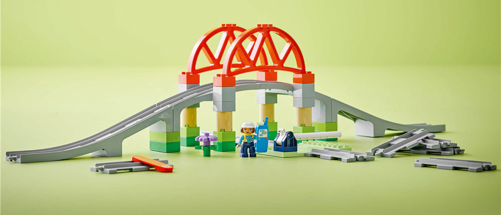 Stavebnica LEGO® DUPLO® 10426 Železniční most a koleje – rozšiřující sada Prepájanie koľají, stavanie mosta a tvorba vlastnej trasy pomáhajú deťom rozvíjať priestorové vnímanie aj jemnú motoriku.