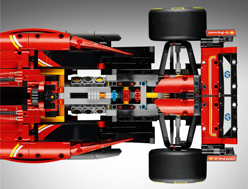 Stavebnica LEGO® Technic 42207 Auto Ferrari SF-24 F1 Model ukrýva šesťvalcový motor V6 s MGU-H, dvojstupňovú prevodovku, funkčné riadenie aj odpruženie.