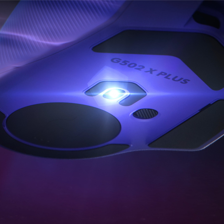 Makro detail spodnej časti myši Logitech G502 X Plus s rozsvieteným senzorom a označením modelu