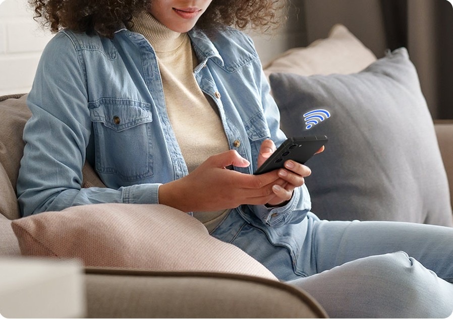 Sušička bielizne Samsung DV90DG52A0ABLE čierna Žena používajúca mobilný telefón, symbol Wi-Fi pripojenia