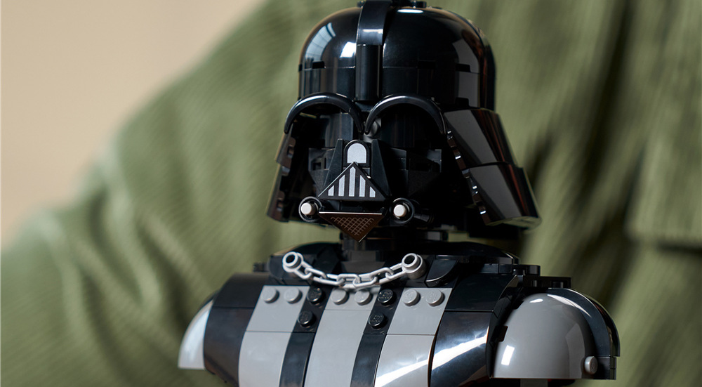 Stavebnica LEGO® Star Wars™ 75439 Busta Darth Vadera Otočná hlava umožňuje meniť natočenie busty a podstavec s menovkou dopĺňa minifigúrka Dartha Vadera.