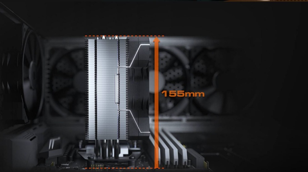 Detailný záber na CPU chladič v tmavom interiéri. Oranžová čiara s označením „155 mm“ ukazuje výšku nainštalovaného chladiča.