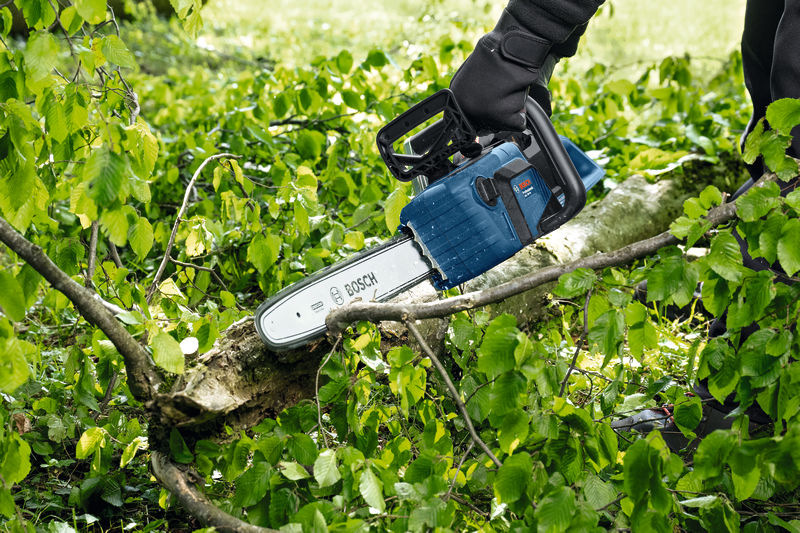 Reťazová píla Bosch Professional 18V-40 (bez batérie)