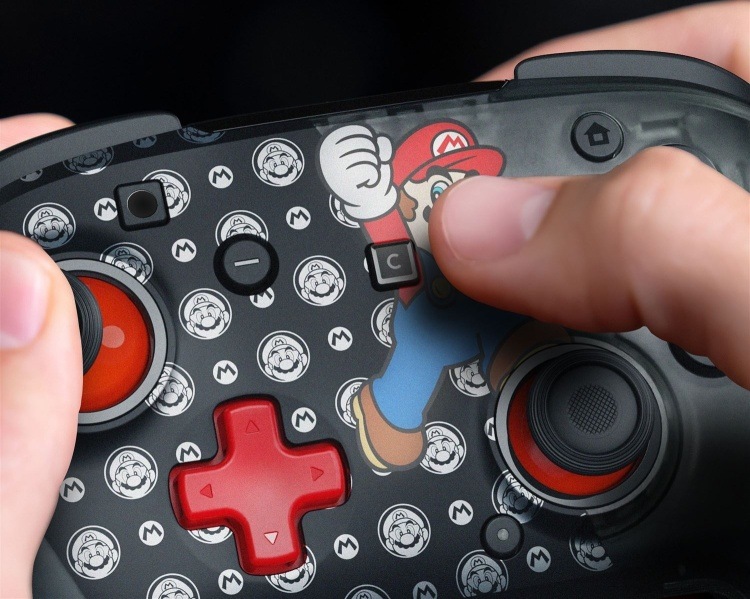 Detail stredovej časti gamepadu s logom Nintendo Switch 2 a tlačidlom C.