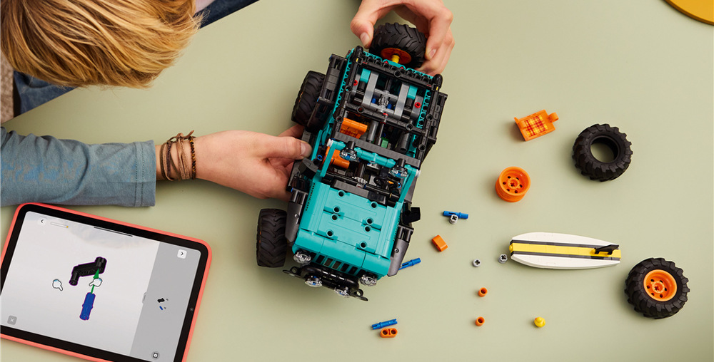 Stavebnica LEGO® Technic 42227 SUV Jeep® Wrangler Rubicon Surfová doska a gumová kačička dodávajú modelu osobitý charakter a odkazujú na zábavnú kultúru fanúšikov Jeepov.