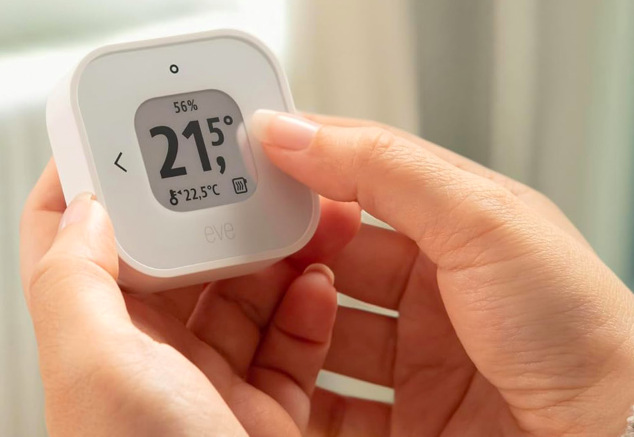Bezdrôtová termohlavica Eve Thermo + Thermo Control (Matter) biela Detail ovládača Thermo Control od Eve s nastavenou teplotou 21,5 ° C v ruke užívateľa