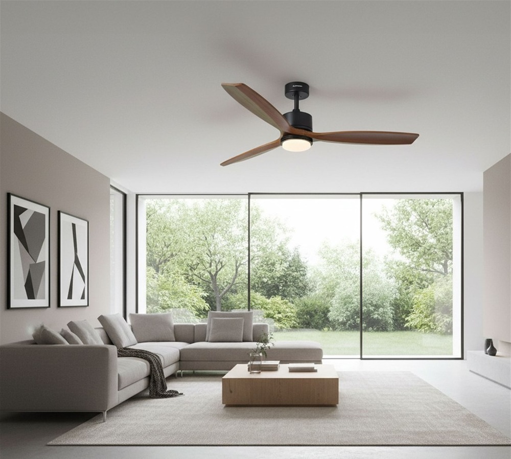 Ventilátor stropný Rohnson R-8160 čierny/hnedý Stropný ventilátor Rohnson v modernej obývacej izbe s pohovkou a veľkými oknami.