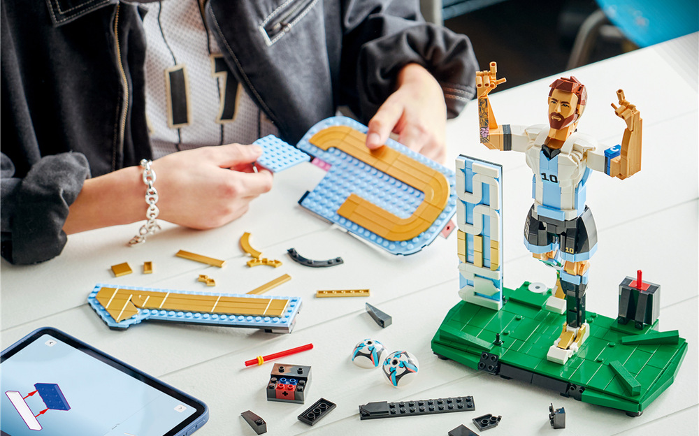 Stavebnica LEGO® Editions 43015 Lionel Messi – Futbalová legenda 958 kociek a aplikácie LEGO Builder sprevádza stavaním krok za krokom a umožňujú model vystaviť samostatne alebo s ďalšími setmi.