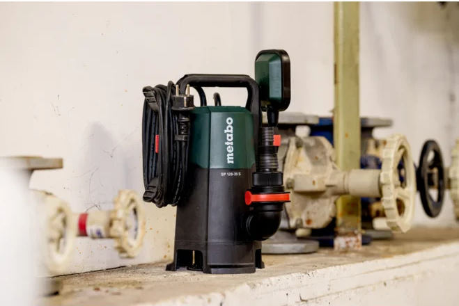 Ponorné čerpadlo Metabo SP 120-35 S umiestnené v technickej miestnosti.
