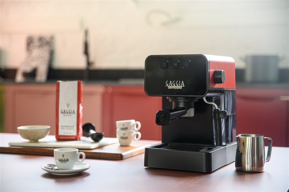 pákový kávovar Gaggia Espresso Style pri príprave espressa v modernej kuchyni