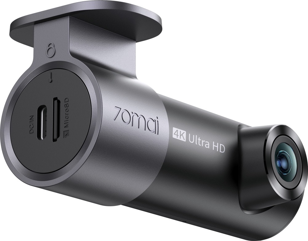 Autokamera 70mai M310 Plus 4K čierna Zadný šikmý pohľad na autokameru 70mai M310 Plus 4K s objektívom, držiakom na sklo, napájacím konektorom USB-C a slotom pre kartu microSD.