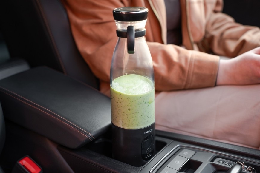 Stolný mixér Huslog HUS1026 sa smoothie je prepravovaný v aute