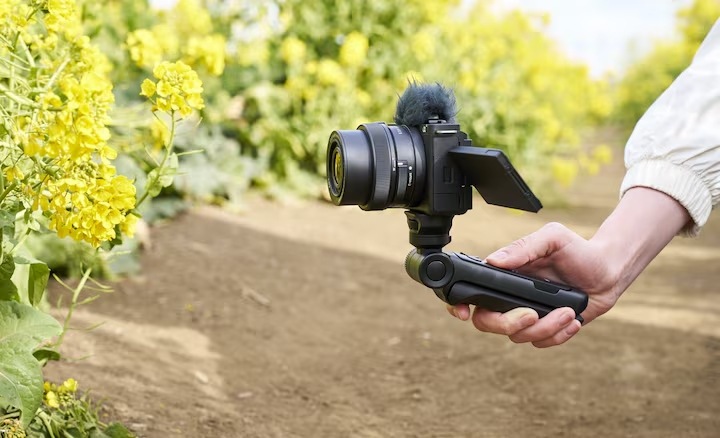 Ruka zvierajúca stabilný grip Sony GP-VPT3 pri snímaní kvetov