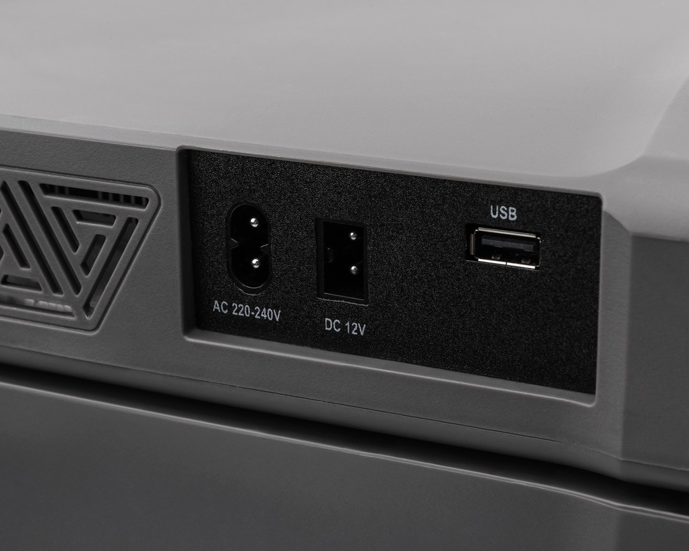 Detail napájacích portov autochladničky Hyundai MC32D zahŕňajúci vstup pre AC 220-240V, DC 12V autozásuvku a praktický USB port na nabíjanie telefónov
