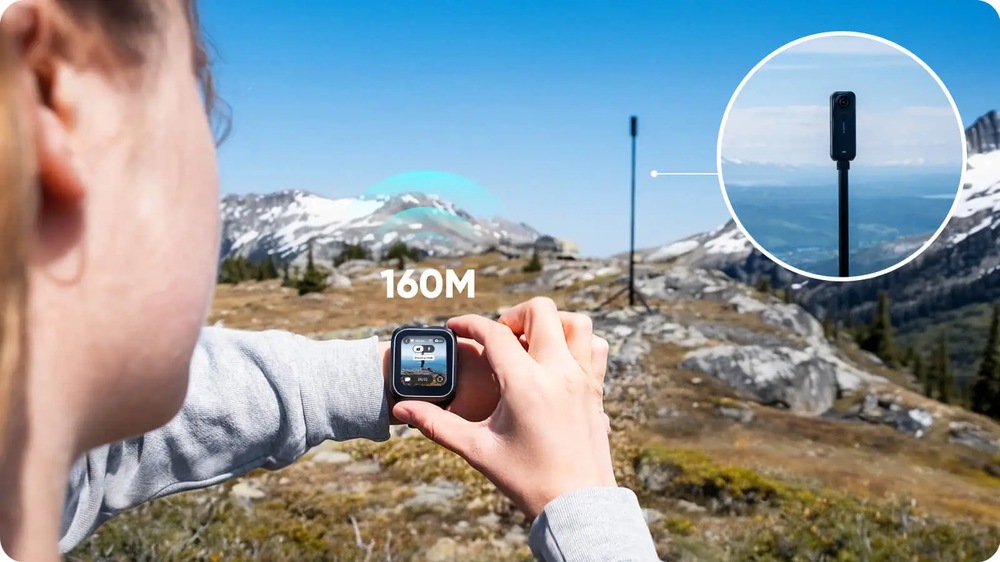Osoba v horskej krajine ovláda kameru Insta360 pomocou diaľkového ovládača GPS/MIC