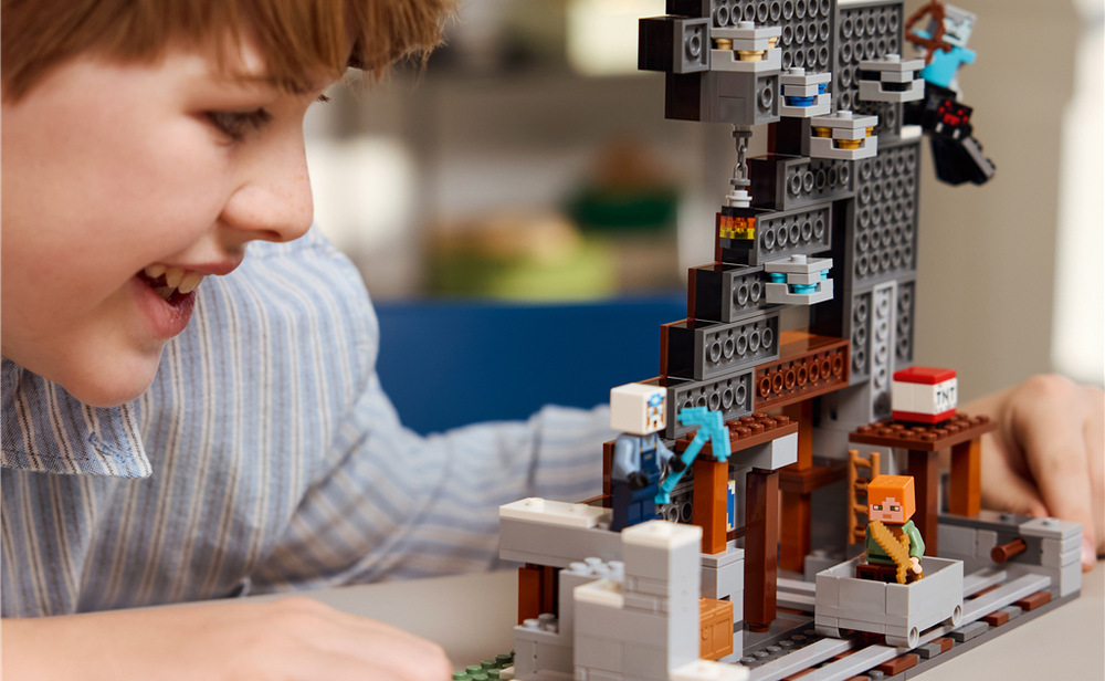Stavebnica LEGO® Minecraft® 21277 Krumpáčový důl Deti môžu ťažiť suroviny, nakladať ich do banského vozíka a prevážať tunelom až k truhle.